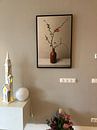 Photo de nos clients: Branche de fleurs dans un vase, chaenomeles japonica, Japandi style sur Joske Kempink