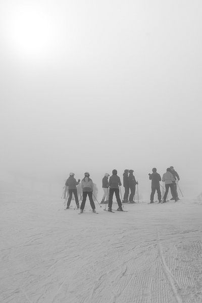 Wintersport in de mist van Studio Nieuwland