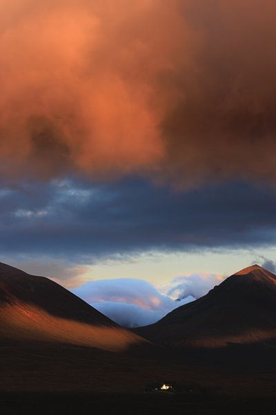 A sky on fire on Skye - zonsondergang op het eiland Skye in Schotland van Bas Meelker