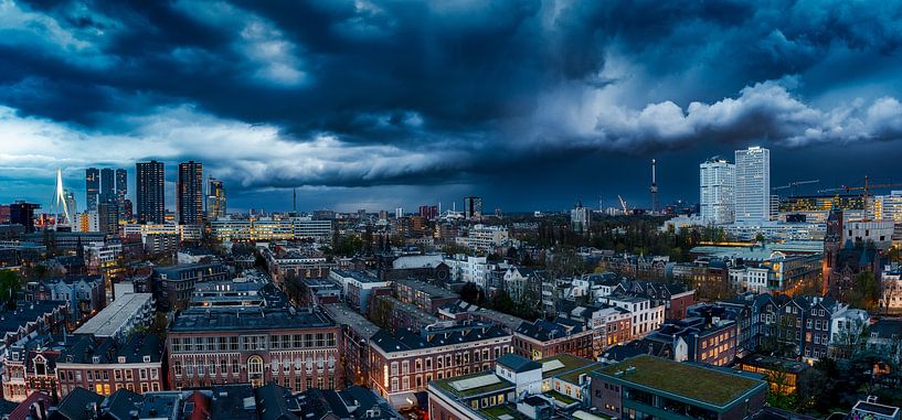 Shelfcloud panorama boven Rotterdam van Roy Poots