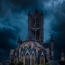 Spooky church van Patrick Rodink