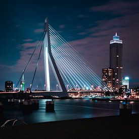 Erasmusbrug Rotterdam bij nacht. van Erwin Huizing