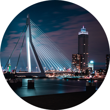 Erasmusbrug Rotterdam bij nacht. van Erwin Huizing