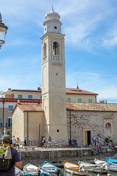 Haven van Lazise (Gardameer) met de kerk Pieve Romanica di San Nicolò van t.ART