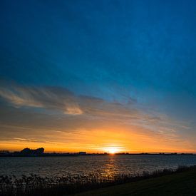 Ondergaande zon bij Lelystad bij de Denkende Man van Peter de Jong