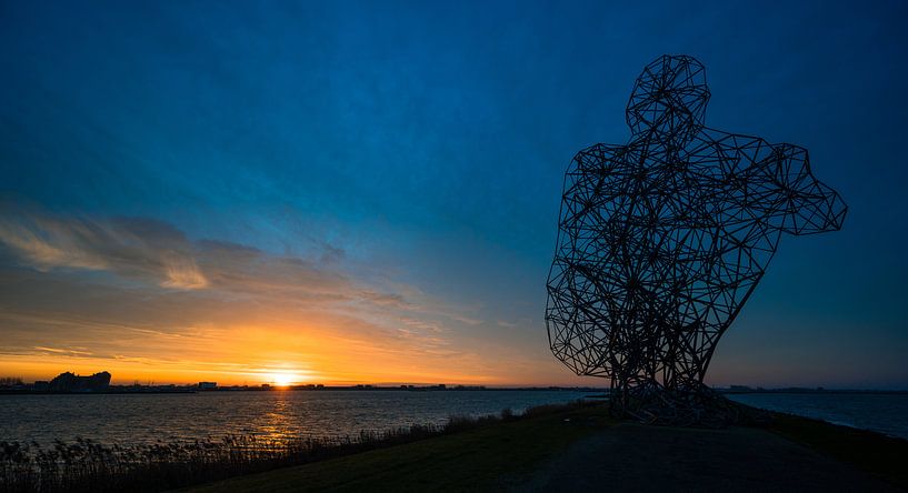 Sonnenuntergang in Lelystad in der Nähe des denkenden Mannes von Peter de Jong