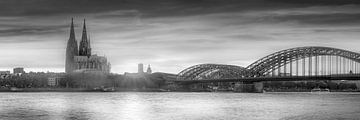 De Dom van Keulen in de stad Keulen in zwart-wit. van Manfred Voss, Schwarz-weiss Fotografie