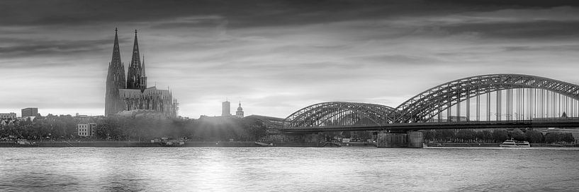 Kölner Dom in der Stadt Köln in schwarzweiss. von Manfred Voss, Schwarz-weiss Fotografie