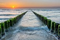 Paalhoofden bij zonsondergang strand Domburg van Marco Schep thumbnail