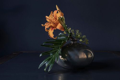 Stilleben mit Taglilie, Dill in Vase aus Mobach-Keramik