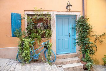 huis ingang met blauw geschilderde deur en fiets van Susanne Bauernfeind