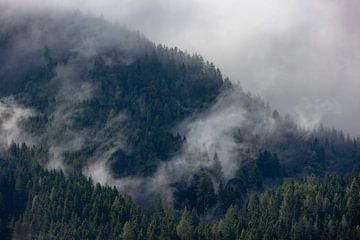 Mistige Magie: Berglandschap in Oostenrijk van Jacob Molenaar