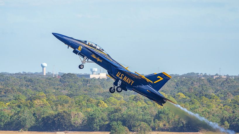 Décollage du Blue Angels #7 lors d'un meeting aérien. par Jaap van den Berg