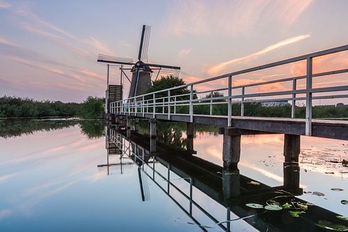 molen kinderdijk bij zonsondergang by Ilya Korzelius