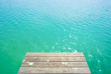 Une eau turquoise dans le lac de baignade sur Günter Albers