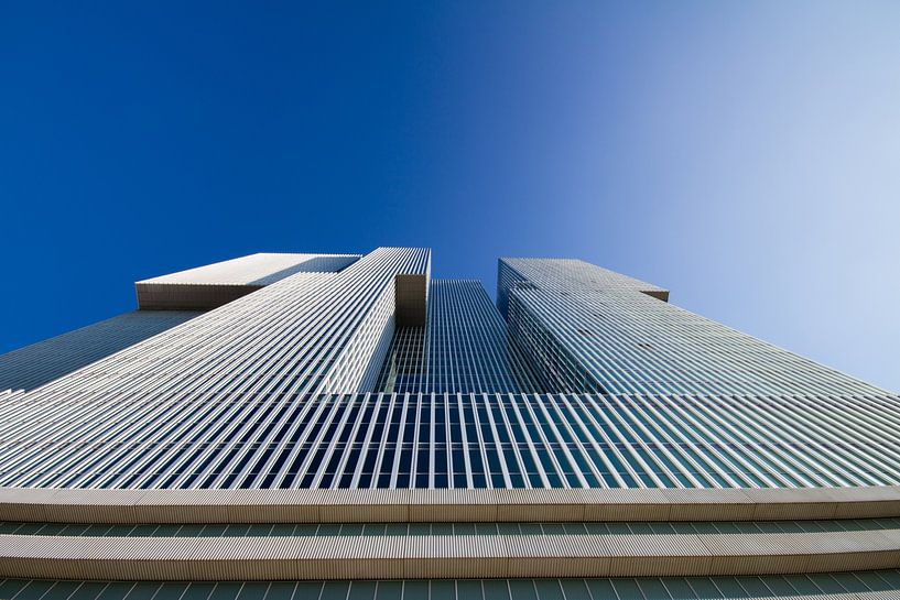 Klare Linien der Rotterdam vor einem strahlend blauen Himmel von Thijs Schouten