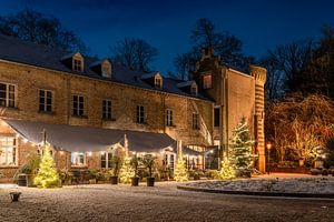 Elsloo in de avond in de winter met sneeuw