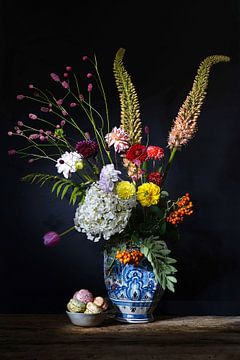 Bloemen stilleven met Delfts blauwe vaas .  Past meets  present. van Saskia Dingemans