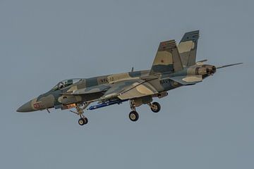 Landende U.S. Navy Boeing F/A-18E Super Hornet.