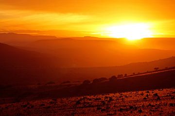 sunrise in the landscape of Namibia van W. Woyke