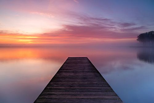 Jetée du lac Dirkshorn lors d'un lever de soleil brumeux