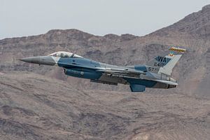 Eine farbenprächtige General Dynamics F-16C Fighting Falcon hebt am zweiten Tag der Aviation Nation 