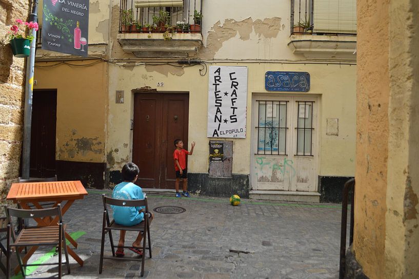 Spelende kinderen op straat by Coco Gonzalez
