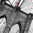 Amerikanische Flagge auf der Brooklyn Bridge (schwarz-weiß) von Natascha Velzel Miniaturansicht