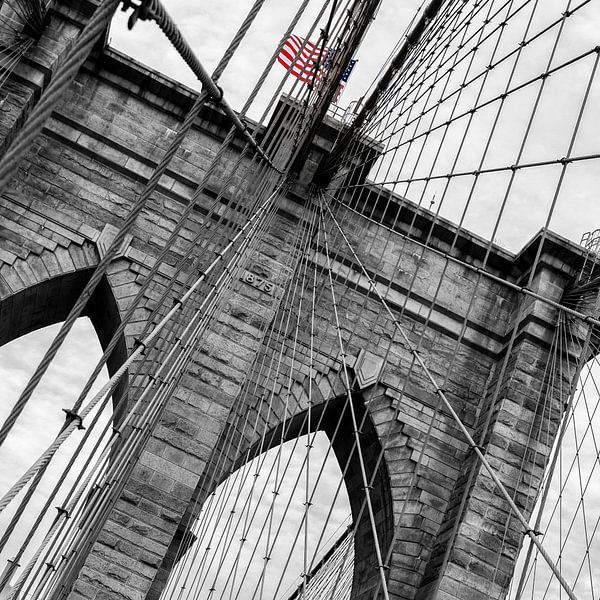 Amerikanische Flagge auf der Brooklyn Bridge (schwarz-weiß) von Natascha Velzel