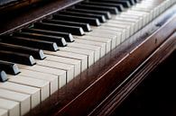 antike hölzerne Klaviertastatur, Musikkonzept, ausgewählter Fokus und geringe Tiefenschärfe von Maren Winter Miniaturansicht