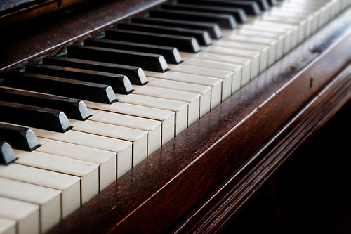 antike hölzerne Klaviertastatur, Musikkonzept, ausgewählter Fokus und geringe Tiefenschärfe