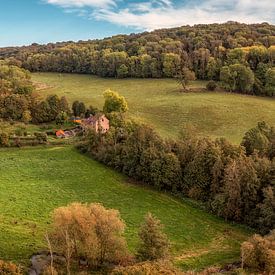 Panorama par drone de Teuven aux couleurs de l'automne sur John Kreukniet