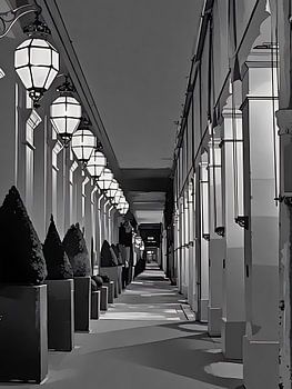 Pariser beleuchteter Korridor bei Nacht