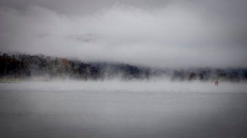 de rode ton drijft in een wolk van mist van Hans de Waay