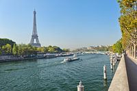 Zicht op de Seine en de Eiffeltoren.
