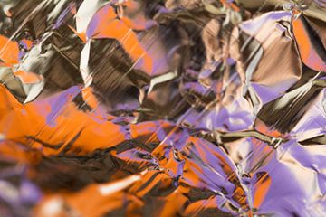 Œuvre d'art abstraite aux couleurs vives (violet et orange) sur Lisette Rijkers