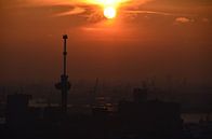 Zonsondergang boven de haven van Rotterdam van Marcel van Duinen thumbnail
