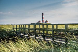 Brücke vor dem Westerheversand Leuchtturm an der Nordsee von Animaflora PicsStock