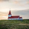 Kirche auf dem Berg bei Sonnenuntergang von Maarten Borsje