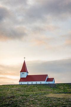 Kerk op de berg tijdens zonsondergang van Maarten Borsje