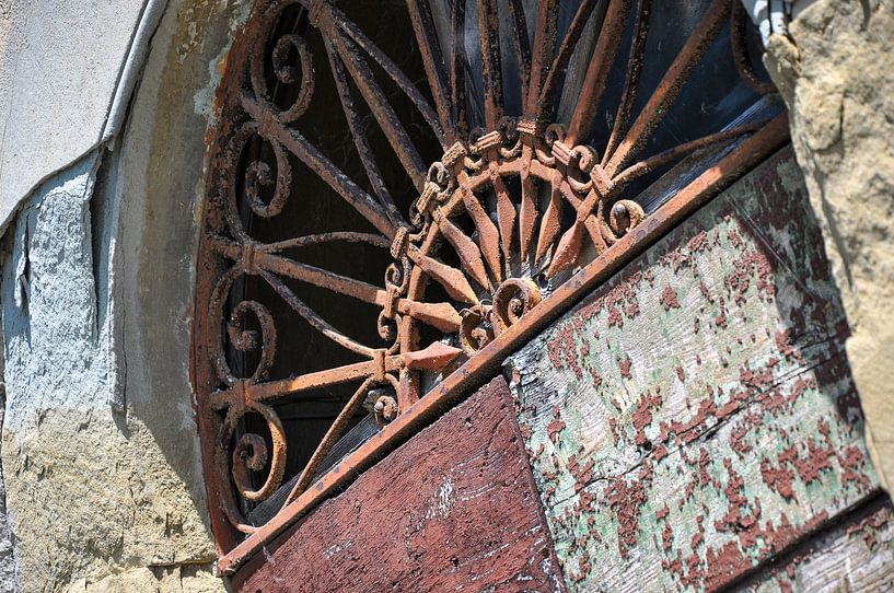 Ornement au-dessus d'une vieille porte rustique en bois par Wil Wijnen