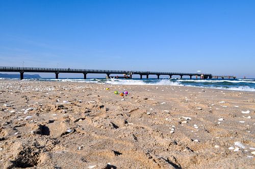 Paaseieren op het noordelijk strand in Göhren op het eiland Rügen