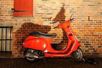 Rode Vespa Scooter van Wiljo van Essen