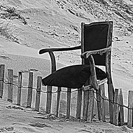 Oude stoel in zwart wit van Jose Lok