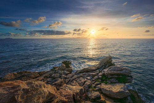 Zonsondergang boven de kliffen van Piombino en het eiland Elba, Toscane