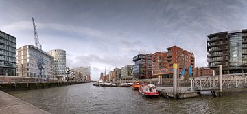 Traditionele scheepshaven in Hamburg met de Elbphilharmonie op de achtergrond