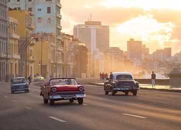 Klassieke auto's en zonsondergang in Havana, Cuba van Teun Janssen