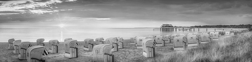 Timmendorfer Strand in the morning in black and white by Manfred Voss, Black-White Photography