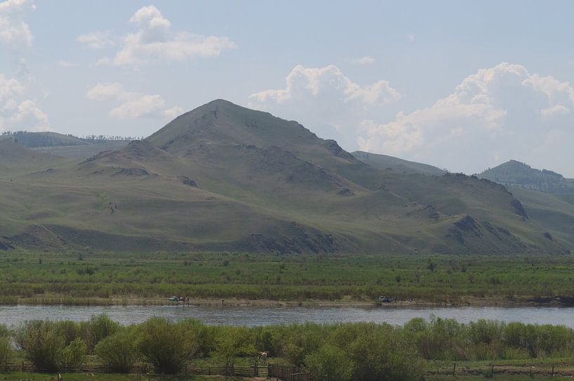 gebergte met rivier  by Robert Lotman