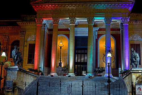 Nächtlicher Sound des Teatro Massimo in Palermo 